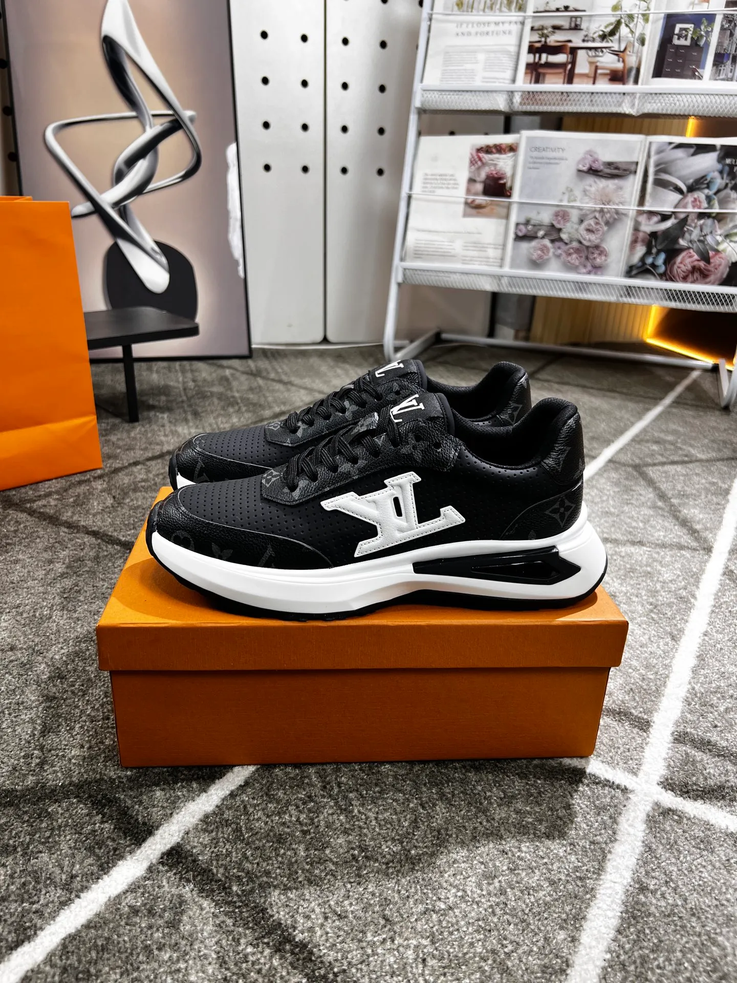 Factory price: 438 💰 LV new casual men's shoes 👉 👉 Fashionable and versatile, 💞 simple and elegant style, 🔊 made of imported cowhide, ☑️ breathable mesh lining, sheepskin feet, original wear-resistant rubber outsole, exclusive new style, actual shot, three colors available, code number: 38-44, (45 can be customized)